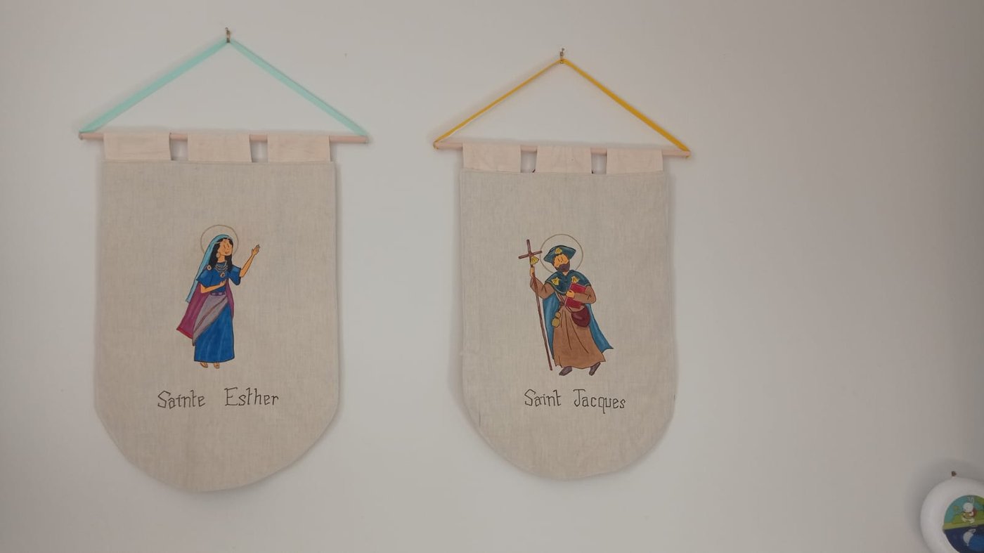 Deux bannières en lin brodées : Sainte Esther et Saint Jacques